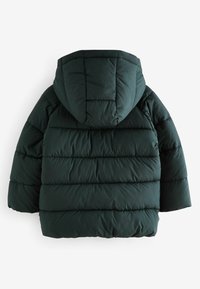 Mørkegrøn pufferjakke med hætte, quiltet design og blødt, tekstureret stof. Rundet kant og lange ærmer.