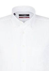 Chemise blanche à boutons avec un col classique, des manches courtes et une poche poitrine unique. Comprend une texture de tissu subtile et des boutons transparents.