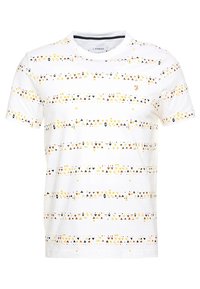 Valkoinen lyhythihainen T-paita, jossa on vaakasuoria rivejä pieniä keltaisia, oransseja ja tummansinisiä kolmiokuvioita sekä pieni brodeerattu logo rinnassa.
