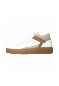 Hoog-top sneaker met een witte leren bovenkant, beige suède accenten en een bruine rubberen zool. Vetersluiting met geperforeerde neus.