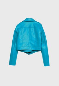 Zkrácená tyrkysová kožená bunda s klopovým límcem, dlouhými rukávy a hladkou texturou. Obsahuje viditelné švy.