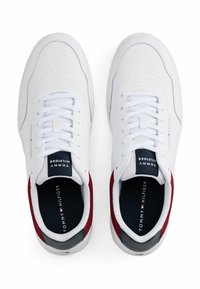 Witte sportieve schoenen van mesh en leer, met een rode en marineblauwe accenten. Veters en een gevoerde kraag voor comfort.