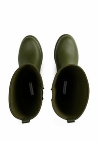 Botas de goma verdes con un exterior liso, punteras redondas y aberturas amplias. El interior cuenta con un forro de tela suave y una lengüeta para facilitar el calzado.