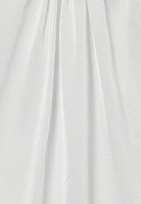 Tessuto di raso bianco con una texture liscia, caratterizzato da pieghe verticali e un delicato lucido, ideale per abbigliamento o accessori eleganti.