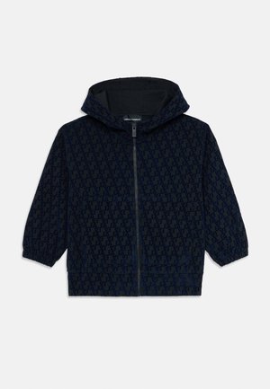 Dunkelblaue Kapuzenjacke mit durchgehendem Frontreißverschluss, elastischen Bündchen und einem dezenten "EA" Monogramm-Muster über die gesamte Oberfläche.