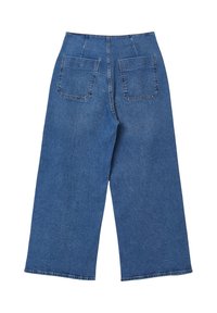Pantaloni in denim blu a gamba larga con vita alta, dotati di due tasche posteriori e una texture classica. Rifiniti con un orlo grezzo.