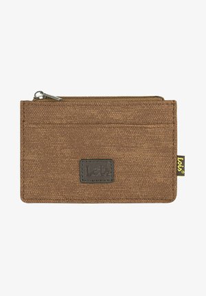 Cartera de tela marrón con una superficie texturizada, que cuenta con un bolsillo con cremallera y un parche de cuero con detalle del logotipo. Diseño rectangular compacto.