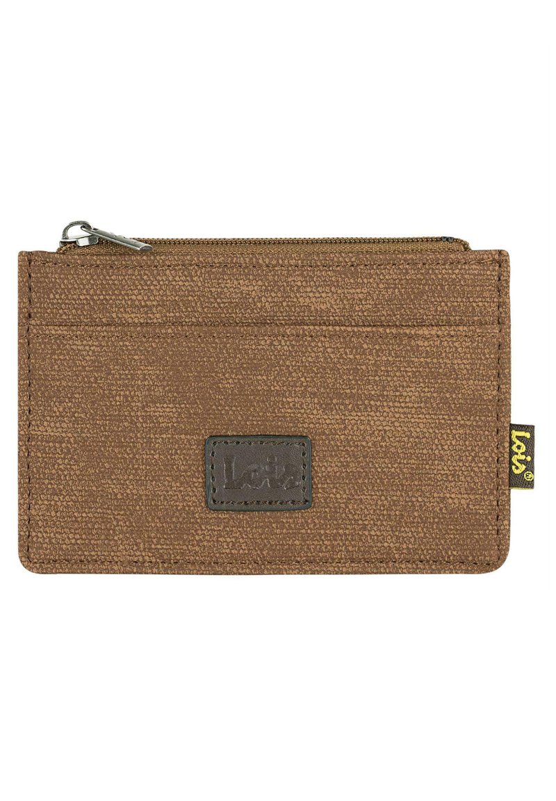 Cartera de tela marrón con una superficie texturizada, que cuenta con un bolsillo con cremallera y un parche de cuero con detalle del logotipo. Diseño rectangular compacto.