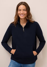 Pullover blu navy con collettino a mezza zip, tasca frontale e maniche lunghe in tessuto liscio, caratterizzato da una vestibilità rilassata e un design informale.