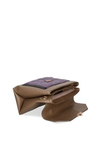 Borsa in pelle marrone con una parte anteriore trapuntata di colore viola, dotata di un logo dorato e di un ampio interno accessibile tramite una chiusura con zip.