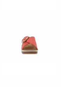 Scarpa bassa open-toe in materiale sintetico rosso-arancio; presenta una grande fibbia circolare e una soletta in pelle scamosciata marrone chiaro con texture.