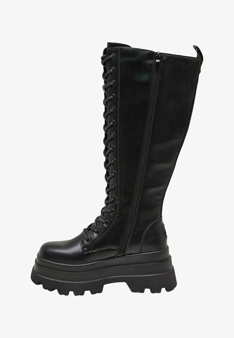 Botas negras hasta la rodilla, hechas de cuero suave, con una cremallera lateral, cordones en la parte frontal y una suela gruesa y resistente.