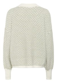 Pulover alb cu dungi orizontale de un verde deschis, cu un guler rotund și manșete cu textură ribbed. Material moale, texturat, cu o croială lejeră.