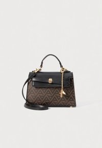Brązowa torebka w wzory z czarną skórzaną klapą, złotymi okuciami, górnym uchwytem i odpinanym paskiem na ramię. Zawiera geometryczne wzory.