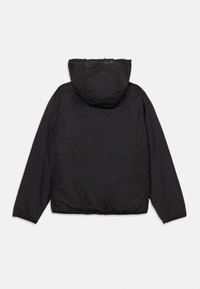 Veste noire à capuche avec une texture lisse, des poignets élastiques et un ourlet cintré. Présente un design simple et minimaliste sans matériel visible.