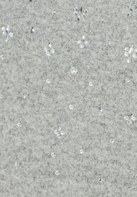 Tissu en maille gris clair avec des embellissements en strass transparents éparpillés, créant un motif texturé à la surface.