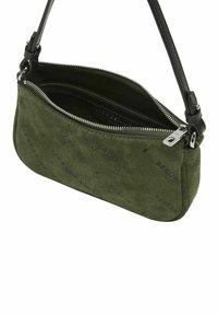 Zielona zamszowa torba na ramię z zamknięciem na zamek, czarny skórzany pasek oraz nadrukowany napis na zewnątrz. Wnętrze wyłożone czarnym materiałem.