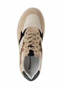 Baskets avec une tige en cuir et daim beige, accents noirs et une impression léopard sur le côté. Elles présentent des lacets ronds et des détails perforés.