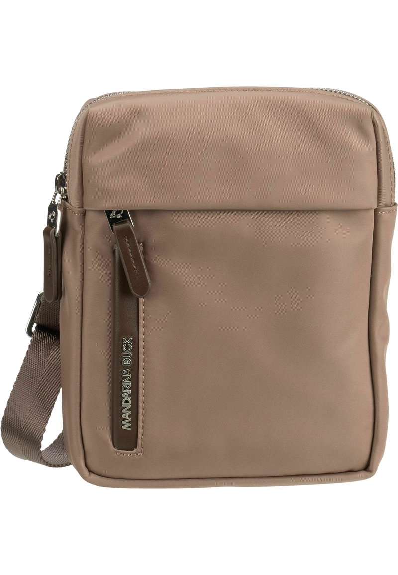 Beige nylon schoudertas met een ritssluiting, verstelbare band en een frontzak met een gelabelde ritshendel.