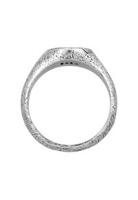 Silver ring med en texturerad, matt yta; rundade kanter; slät insida; rektangulär profil; har ojämna ytmönster.