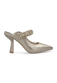Scarpa con tacco a stiletto oro metallico con punta affusolata, caratterizzata da un upper a strisce decorato con gemme trasparenti e una finitura texturizzata.