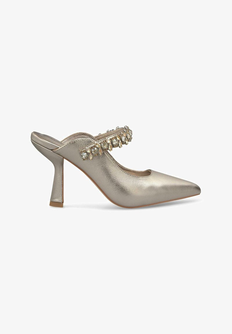 Scarpa con tacco a stiletto oro metallico con punta affusolata, caratterizzata da un upper a strisce decorato con gemme trasparenti e una finitura texturizzata.