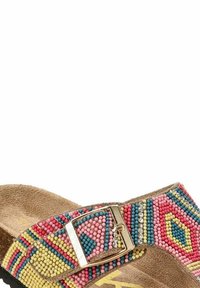 Sandal de deslizamiento con cuentas y base de ante marrón. Presenta patrones geométricos coloridos en rosa, azul y amarillo, acentuados con una hebilla dorada.