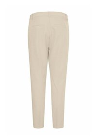 Pantaloni beige con una vestibilità su misura, dotati di due tasche posteriori, una texture liscia e un design a gamba affusolata. Finitura semplice, senza hardware visibile.