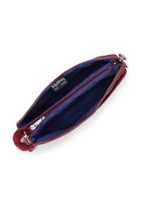Portafoglio rosso con zip e interno blu navy. Presenta due scomparti e un anello portarichiavi. Esterno texturizzato in materiale tessile.