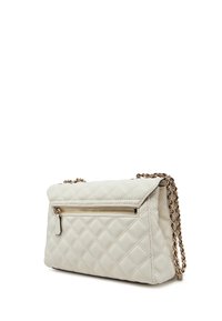 Borsa a tracolla in pelle bianca trapuntata con pattina pieghevole, hardware dorato, tasca con zip anteriore e tracolla a catena. Design minimalista con motivo cucito.