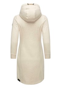 Ljusbeige hoodiejacka i mjukt, strukturerat tyg. Har långa ärmar, sömdetaljer och en liten svart logotyp vid fållen.