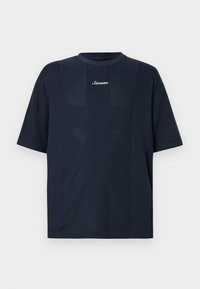 Chemise en maille bleu marine foncé à manches courtes avec des rayures verticales texturées et le logo blanc "Samsøe" centré sous l'encolure ronde.