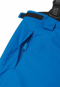 Pantalons imperméables bleus avec une poche zippée sur le côté, une taille ajustable et une texture lisse. Comprend une fermeture en velcro et sangle à la taille.