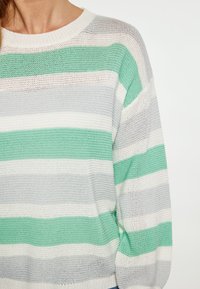 Jersey de punto a rayas con bandas alternas de verde menta, gris claro y blanco. Cuello redondo y mangas de corte holgado. Tejido texturizado.