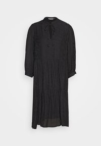 Vestido negro con cuello redondo, lazo ajustable y mangas tres cuartos. Presenta un diseño en capas y una falda fluida. Fabricado con material ligero.