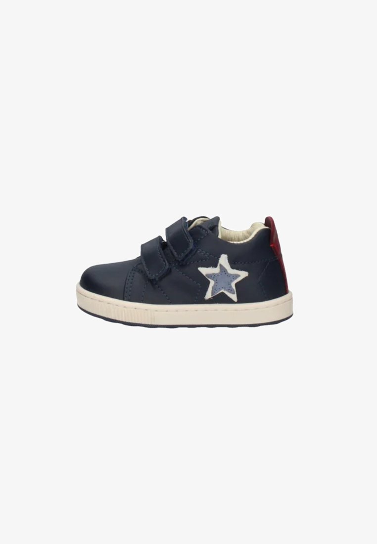 Sneakers per bambini in pelle blu navy con due cinturini a velcro, design a stelle bianche e blu, accento rosso sul tallone e fodera beige.
