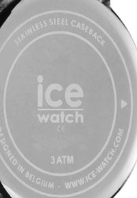 Cassa posteriore rotonda in acciaio inossidabile con testo inciso. Caratterizza il logo "ice watch", resistenza all'acqua di 3ATM e dettagli di design.