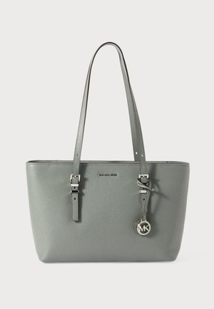 Borsa tote in pelle grigia con due lunghe maniglie, superficie texturizzata, dettagli con fibbia e un ciondolo in metallo con il logo attaccato.