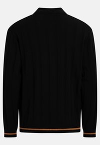 Μαύρο μακρυμάνικο πλεκτό πουλόβερ με ριμπ υφή και καφέ ρίγες στις μανσέτες και στο τελείωμα, εμφανιζόμενο από πίσω με διπλωμένο γιακά.