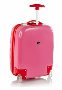Valigia rigida rosa con finitura lucida, dettagli rossi, manico retrattile e quattro ruote trasparenti per una facile mobilità.