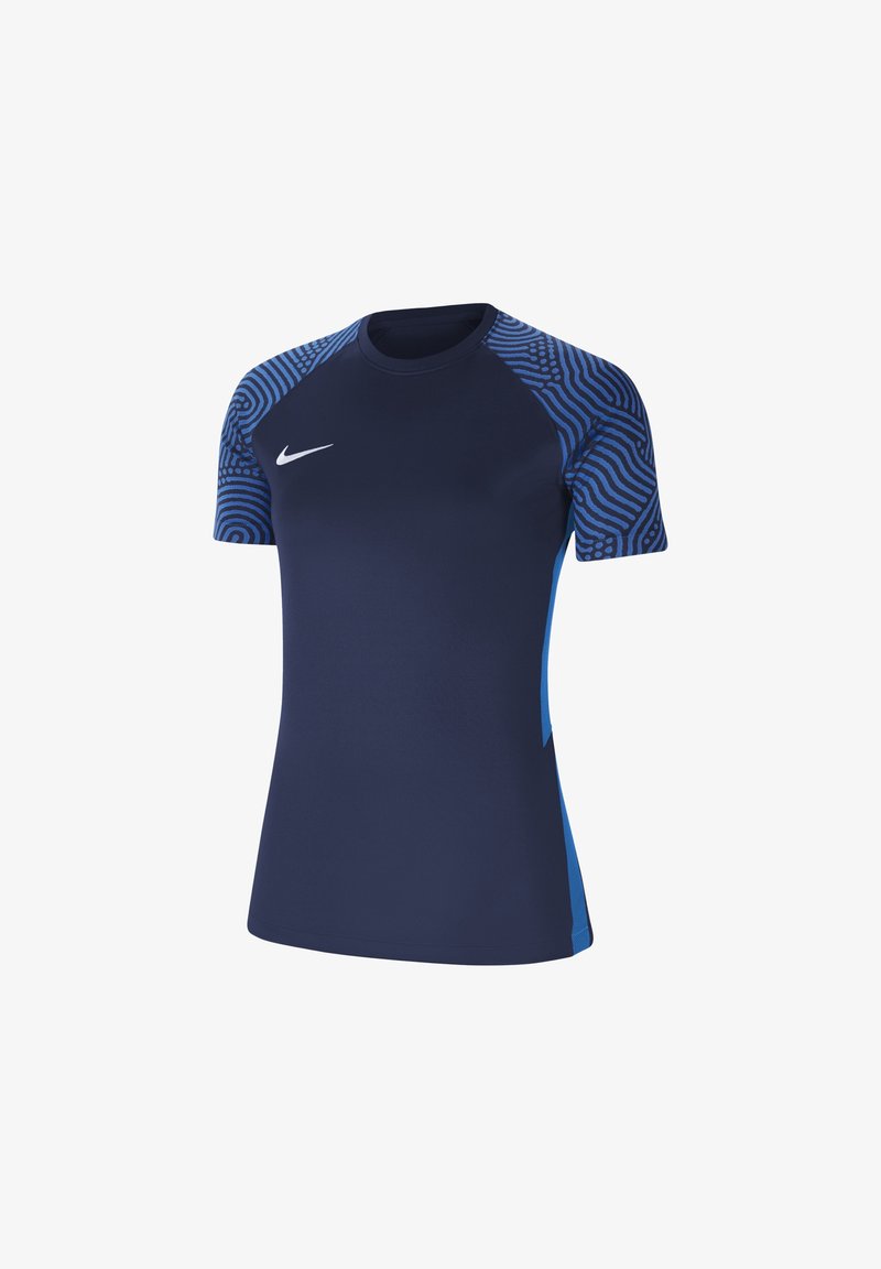 Camiseta atlética de manga corta azul marino con acentos azulados con patrón en los hombros. Hecha de material liso y elástico; cuenta con un cuello redondo y un logo.