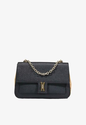 Sac à main en cuir noir texturé avec bandoulière chaîne dorée et fermoir doré présentant un motif "K" entrelacé sur le rabat avant.