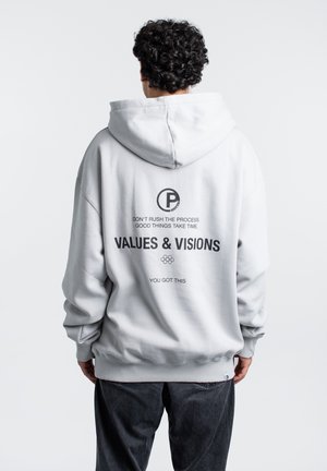 Lys grå hoodie lavet af blødt stof. Har en stor hætte, ribbede manchetter og tekst på ryggen med "VALUES & VISIONS" i fed sort skrift.