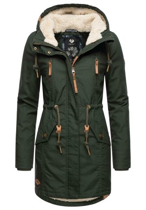 Groene parka jas met een faux fur gevoerde capuchon, een trekkoord in de taille, twee ritszakken aan de voorkant en leren accenten. Soepele stoftextuur.
