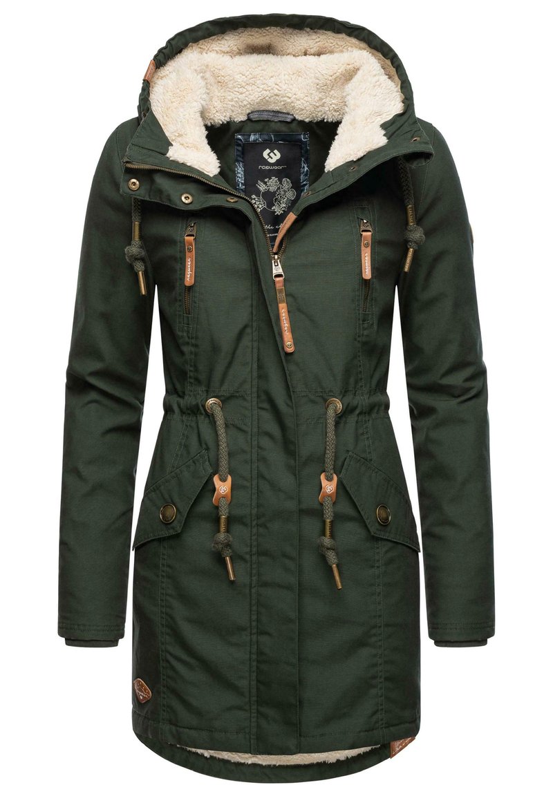 Veste parka verte avec capuche doublée de fausse fourrure, taille ajustable avec cordon de serrage, deux poches frontales zippées et accents en cuir. Texture de tissu lisse.
