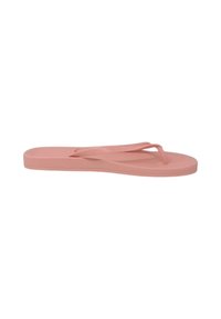 Infradito rosa in gomma con suola piatta e cinturini a forma di V. Texture liscia e design semplice, adatti per un look informale.