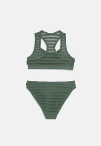 Set di bikini verde a rete con top a tracolla e strisce orizzontali, abbinato a uno slip con design a taglio alto.