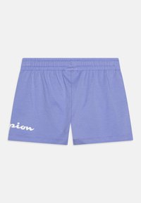 Lila bomullsshorts med resårmidja, enfärgad design och "Champion"-logotyp i vitt på den nedre vänstra sidan.