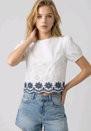 Outfitters Nation, BLUSA CASUAL CON MANGAS ABULLONADAS Y BORDADO - Blusa - blanco