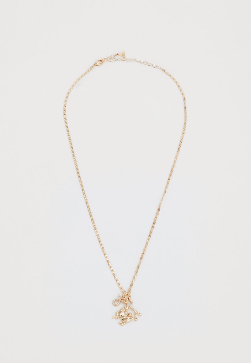 Guldhalskæde med en snoet kæde og flere charms, herunder delikate designs og små dekorative accenter.